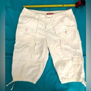 EUC Y2K Unionbay crisp white cargo style capris, tie waist and legs. Size 7.